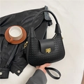 Schicke schwarze Halbmond-Tasche mit gewebter Textur und goldenem Drehverschluss-Detail - Schwarz