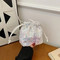 Mini borsa a secchiello con paillettes iridescenti bianche con coulisse e tracolla - Bianco