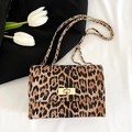 Vintage-Schultertasche mit Leopardenmuster, goldenem Drehverschluss und Kettenriemen - Braun