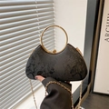 Elegante pochette da sera in pizzo nero con manico tondo dorato e tracolla a catena - Nero