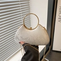 Elegante borsa da sera in pizzo floreale bianco con manico dorato e catena - Bianco