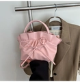 Bolso nube fruncido rosa con lazo grande decorativo y asa superior curva suave - Rosa