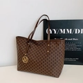 Vintage-Shopper in Dunkelbraun mit M-Muster und goldenem Logo-Anhänger-Detail - Braun