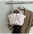 Elegante bolso nube plisado blanco crema con detalle de lazo y correa ajustable - Blanco