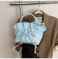 Elegante bolso nube fruncido azul claro con lazo y correa de hombro ajustable - Azul