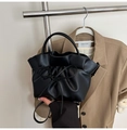 Elegante bolso de mano negro plisado con detalle de lazo y correa ajustable chic - Negro