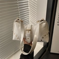 Bolso de hombro blanco en piel sintética con hebilla dorada y remaches decorativos - Blanco