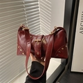 Bolso de hombro vintage rojo oscuro en cuero con remaches dorados y hebilla decorativa - Rojo