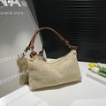 Handgewebte Strohtasche mit braunen Ledergriffen und dekorativen Knotendetails - Braun