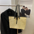 Beigefarbene Strohtasche mit schwarzen Lederriemen und hohlem Häkelmuster - Schwarz
