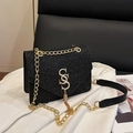 Elegante schwarze Pailletten-Umhängetasche mit goldenen SS-Details und Kette - Schwarz