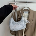Sac croissant en satin bleu clair avec noeud en soie et accessoire en perles - Sans Pendentif / Argenté