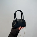 Mini borsa nera a conchiglia in pelle martellata con tracolla a catena dorata elegante - Nero
