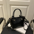 Bolso cubo de cuero negro brillante con texto en relieve y asas con nudos - Negro