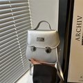 Mini-Umhängetasche in Silber-Metallic mit zwei Schnallen und verstellbarem Riemen - Silber