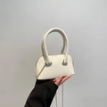 Mini borsa a conchiglia bianca con trama martellata, catena dorata e doppi manici - Bianco