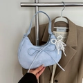 Sac hobo bleu clair élégant avec un nœud décoratif et un pendentif en perles et dentelle - Sans Pendentif / Bleu