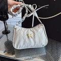 Bolso de hombro plateado plisado con detalle de mariposa y correa con volantes - Plateado