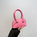 Mini borsa a conchiglia rosa in ecopelle grana litchi con tracolla a catena dorata - Rosa