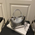 Bolso tote plateado metalizado con textura plisada y elegantes detalles dorados - Plateado