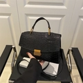 Sac à main élégant noir embossé crocodile avec fermoir doré et poignée supérieure - Noir