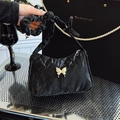 Bolso de hombro estilo francés en negro con textura arrugada y hebilla de mariposa plateada - Negro