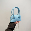 Elegante borsa a conchiglia azzurra con trama litchi e tracolla a catena d'oro - Blu