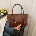 Dunkelbraune Retro PU Lederhandtasche mit Knotengriff und weißem Mode Textdruck - Braun