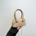 Mini sac coquille beige en cuir texturé litchi avec bandoulière chaîne dorée - Kaki