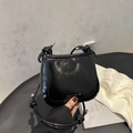 Glänzende schwarze Satteltasche mit geknotetem Gurt und silbernen Metalldetails - Schwarz