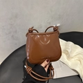 Braune glänzende Umhängetasche mit FASHION & BAGS Schriftzug und Knotendetail - Braun