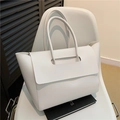 Minimalistische weiße Shopper-Tasche aus mattem Leder mit modernem Klappendesign - Weiß