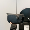 Minimalistische schwarze gewebte PU-Leder-Halbmond-Umhängetasche mit breitem Gurt - Schwarz