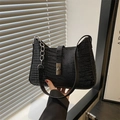 Sac à main noir classique motif crocodile avec chaîne en métal et fermoir rotatif argenté - Noir