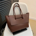 Minimalistische große Tote Bag in Dunkelbraun aus mattem Leder mit langen Trageriemen - Kaffeebraun