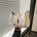 Sac à épaule blanc élégant à texture crocodile avec fermoir argenté et chaîne fine - Blanc