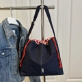 Borsa a tracolla minimalista in denim blu scuro con coulisse rossa e fodera a quadri - Blu Denim (107385) / Blu