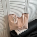 Borsa tote rosa chiaro in finta pelle con ciondolo in pizzo bianco e perle eleganti - Senza Ciondolo / Rosa