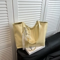 Grande borsa tote giallo tenue in ecopelle con elegante ciondolo in perle e pizzo - Senza Ciondolo / Giallo
