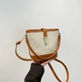 Bolso cubo de tejido crema con adornos de cuero marrón y cierre de metal dorado - Bolso Bombonera (0825024) / Marrón