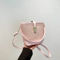 Bolso tipo cubo rosa con textura tejida y cierre de metal dorado elegante y moderno - Bolso Bombonera (0825024) / Rosa