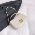 Elegante borsa quadrata bianco crema con chiusura dorata e tracolla a catena - Bianco
