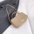 Borsa quadrata kaki minimalista con tracolla a catena d'oro e fibbia metallica - Cachi