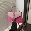 Bolso bandolera rosa con solapa de diamantes brillantes y hebilla dorada elegante - rosa intenso