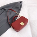 Elegante borsa a tracolla vintage rosso scuro con finiture dorate e catena - Rosso