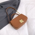 Elegante borsa a tracolla quadrata in ecopelle marrone con chiusura dorata - Marrone