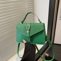 Bolso bandolera verde esmeralda con solapa brillante y elegante hebilla dorada - Verde