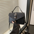 Bolso bandolera negro elegante con solapa brillante y hebilla de metal dorado - Negro