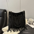 Borsa a spalla bohémien nera con frange lunghe e occhielli metallici di tendenza - Nero