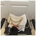 Détail du sac demi-lune blanc gaufré crocodile avec chaîne dorée et rivets métal - Blanc